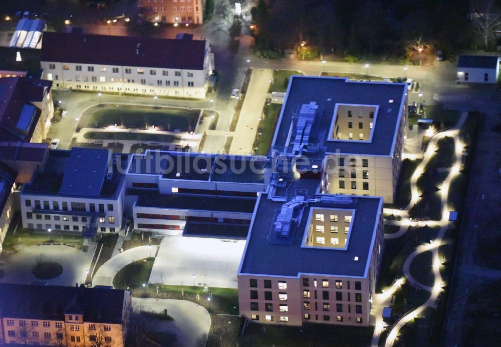 Berlin bei Nacht aus der Vogelperspektive: Nachtluftbild vom Klinikgelände des Krankenhauses Vivantes Klinikum im Ortsteil Kaulsdorf in Berlin