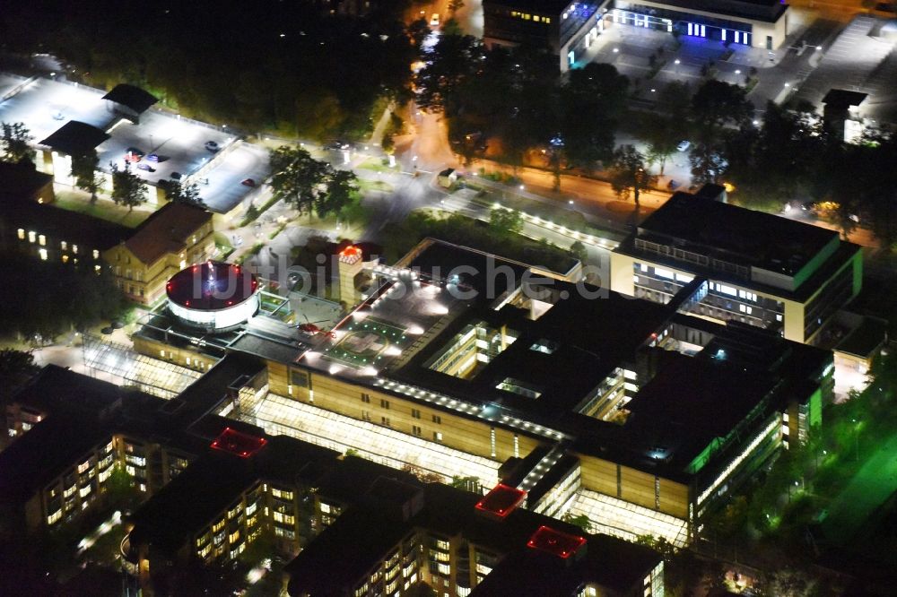 Berlin bei Nacht aus der Vogelperspektive: Nachtluftbild vom Klinikgelände des Unfallkrankenhaus Berlin - Klinik für Urologie und Neuro-Urologie in Berlin