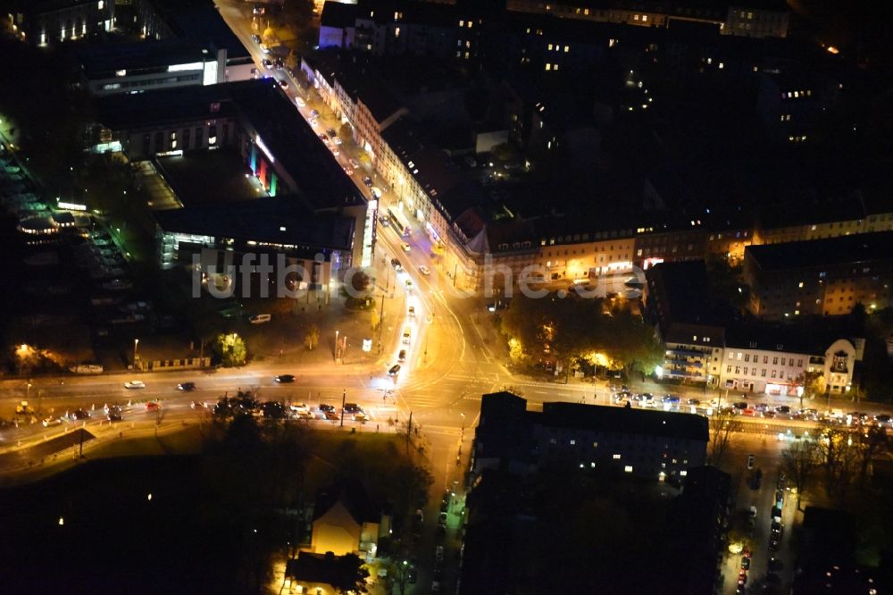 Berlin bei Nacht von oben - Nachtluftbild vom Köllnischen Platz vor der Langen Brücke im Stadtteil Köpenick in Berlin