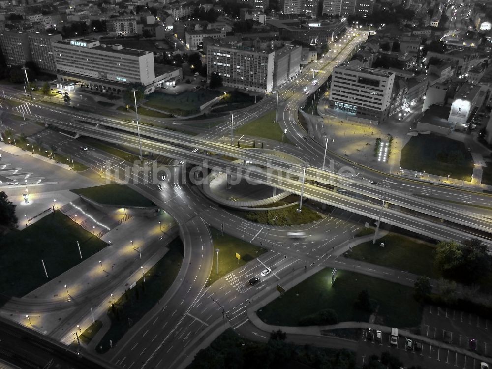 Nachtluftbild Halle (Saale) - Nachtluftbild vom Kreisverkehr an der Kreuzung am Riebeckplatz in Halle (Saale) im Bundesland Sachsen-Anhalt