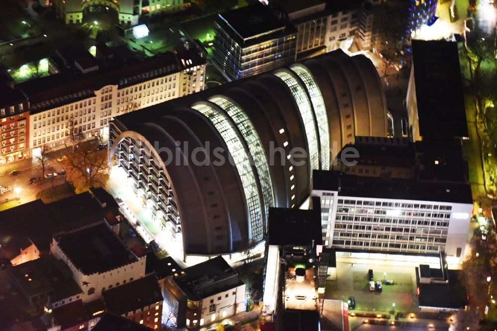 Berlin bei Nacht aus der Vogelperspektive: Nachtluftbild vom Ludwig-Erhard-Haus in Berlin im Bundesland Berlin