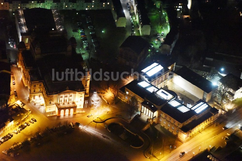 Schwerin bei Nacht aus der Vogelperspektive: Nachtluftbild vom Museums- Gebäude - Ensemble Staatliches Museum Schwerin am Alten Garten in Schwerin im Bundesland Mecklenburg-Vorpommern