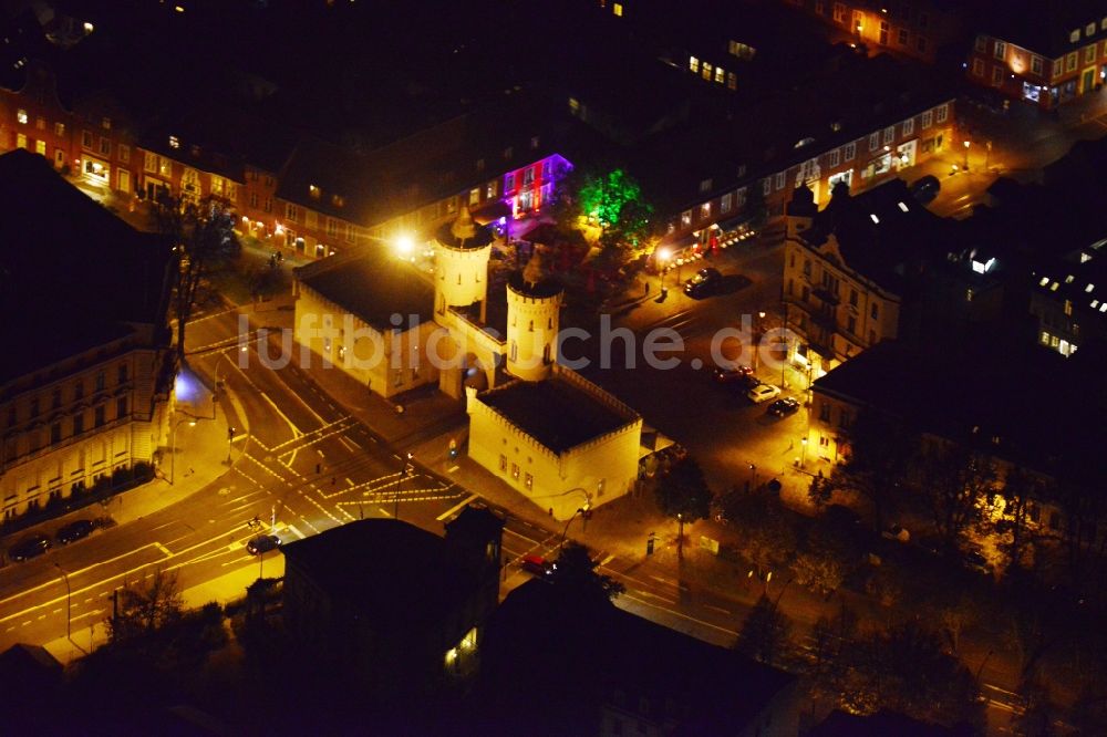 Potsdam bei Nacht aus der Vogelperspektive: Nachtluftbild vom Nauener Tor in Potsdam im Bundesland Brandenburg