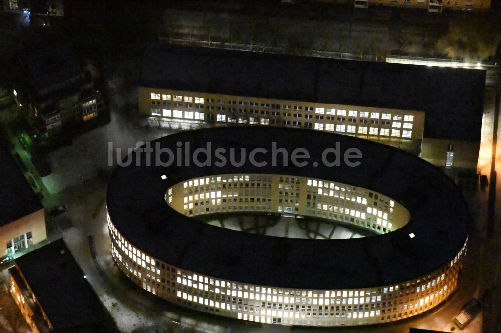 Potsdam bei Nacht aus der Vogelperspektive: Nachtluftbild vom Oval des Büropark Sanssouci in Potsdam im Bundesland Brandenburg