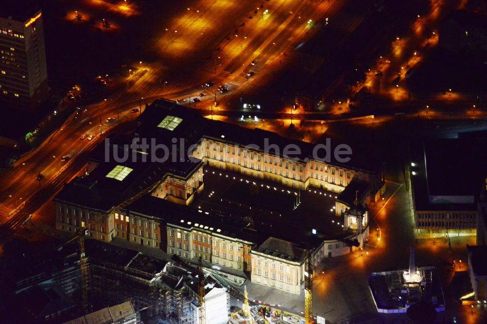 Nacht-Luftaufnahme Potsdam - Nachtluftbild vom Potsdamer Stadtschloss in Potsdam im Bundesland Brandenburg