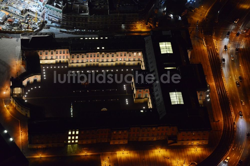 Potsdam bei Nacht von oben - Nachtluftbild vom Potsdamer Stadtschloss in Potsdam im Bundesland Brandenburg