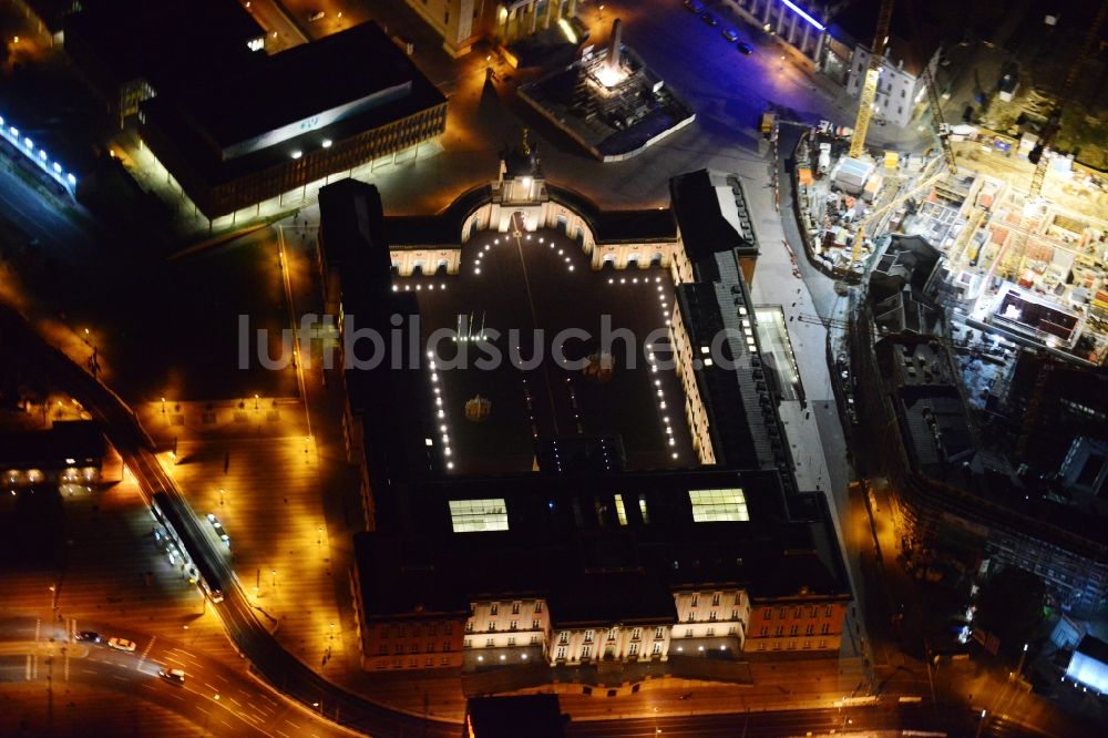 Potsdam bei Nacht aus der Vogelperspektive: Nachtluftbild vom Potsdamer Stadtschloss in Potsdam im Bundesland Brandenburg