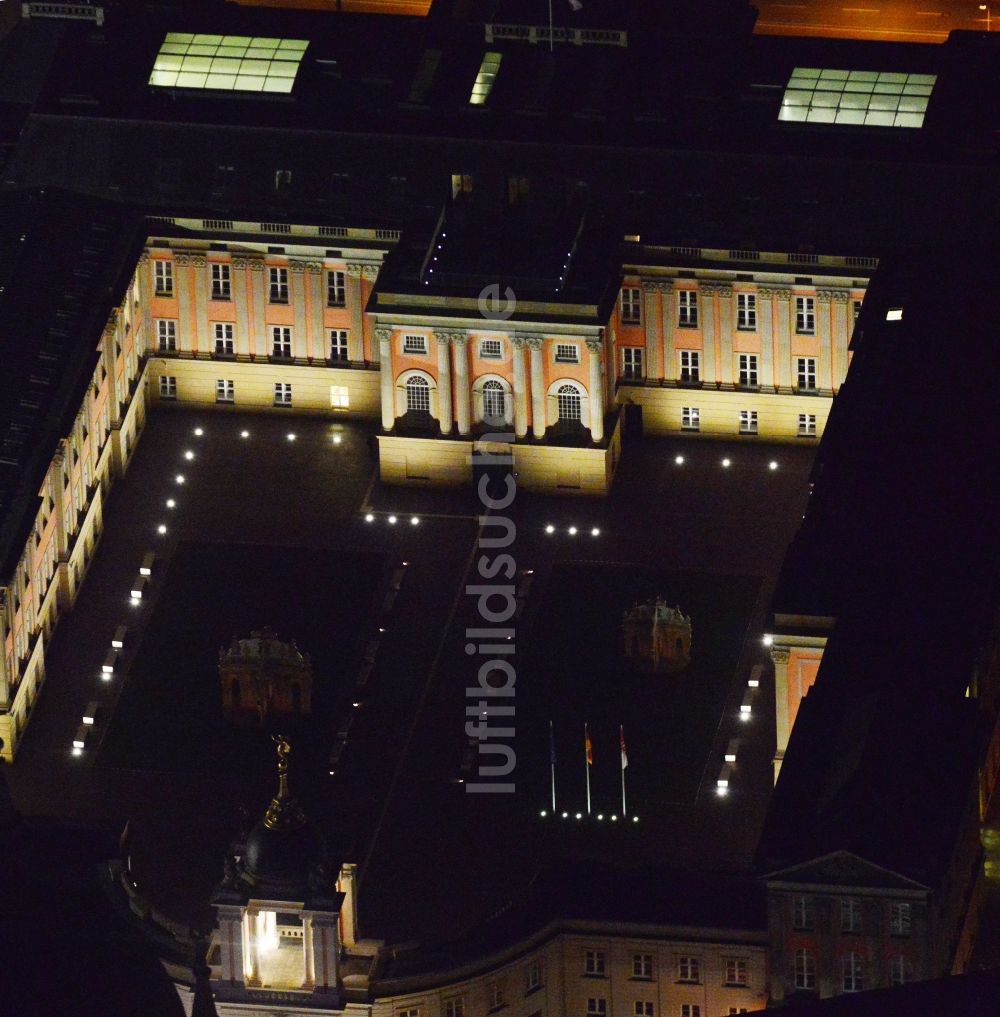 Nacht-Luftaufnahme Potsdam - Nachtluftbild vom Potsdamer Stadtschloss in Potsdam im Bundesland Brandenburg