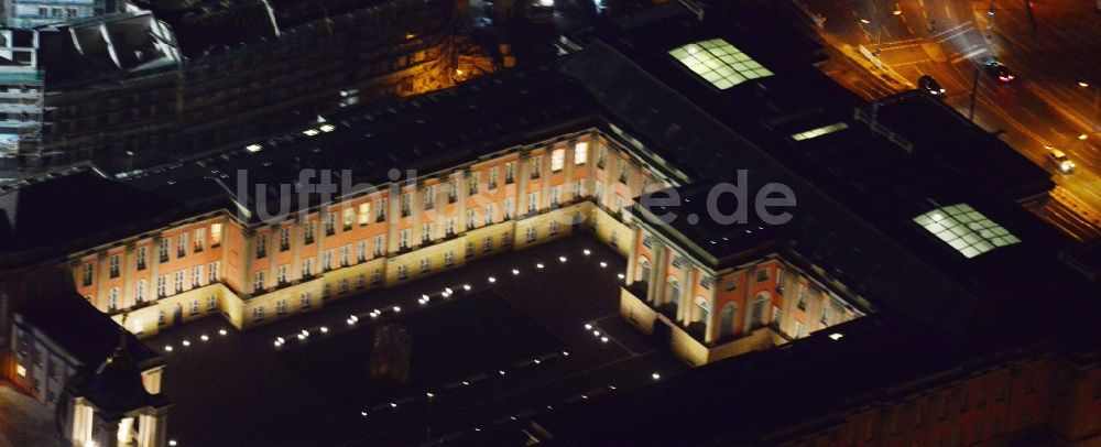 Potsdam bei Nacht von oben - Nachtluftbild vom Potsdamer Stadtschloss in Potsdam im Bundesland Brandenburg