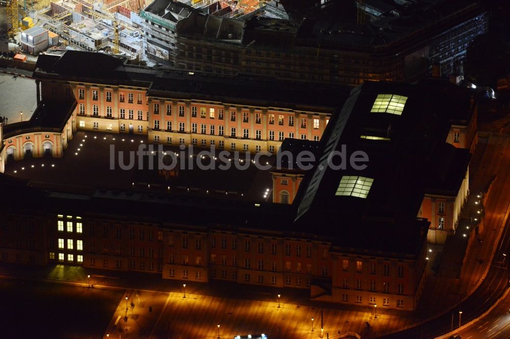 Potsdam bei Nacht aus der Vogelperspektive: Nachtluftbild vom Potsdamer Stadtschloss in Potsdam im Bundesland Brandenburg