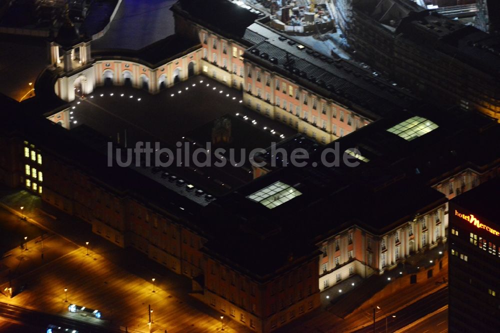 Nacht-Luftaufnahme Potsdam - Nachtluftbild vom Potsdamer Stadtschloss in Potsdam im Bundesland Brandenburg