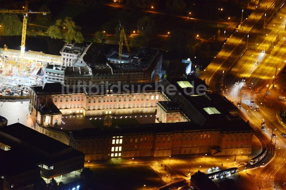 Nacht-Luftaufnahme Potsdam - Nachtluftbild vom Potsdamer Stadtschloss in Potsdam im Bundesland Brandenburg