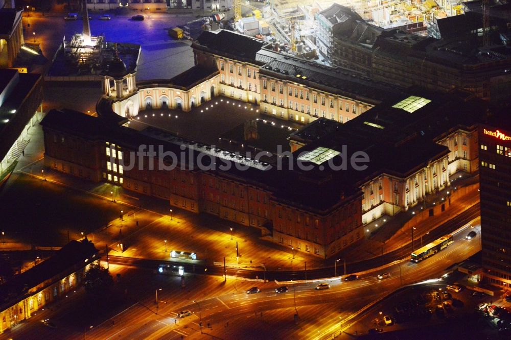 Potsdam bei Nacht von oben - Nachtluftbild vom Potsdamer Stadtschloss in Potsdam im Bundesland Brandenburg