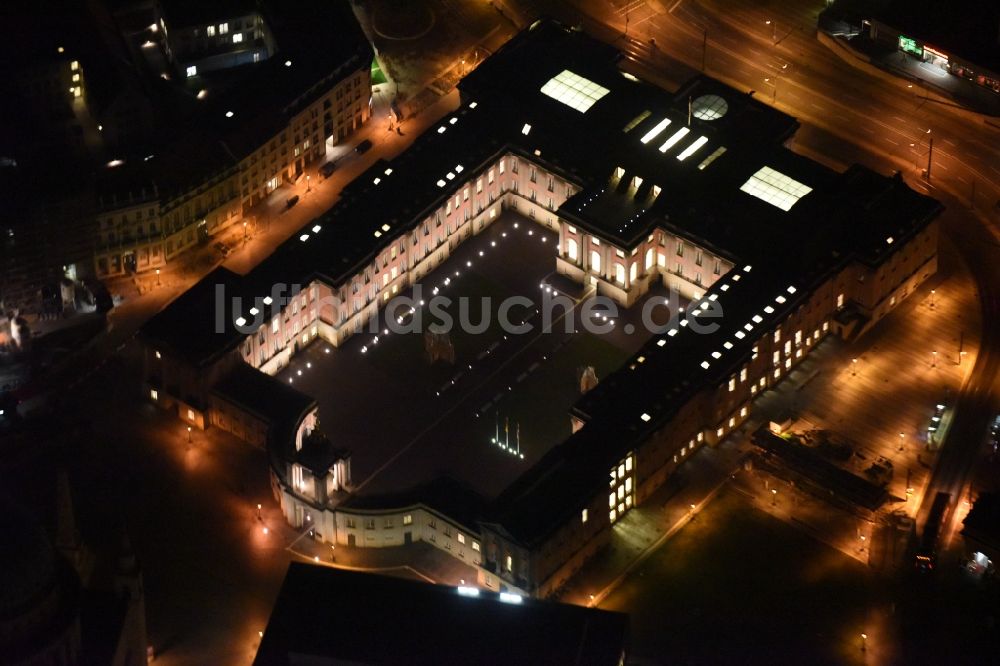 Nacht-Luftaufnahme Potsdam - Nachtluftbild vom Potsdamer Stadtschloss in Potsdam im Bundesland Brandenburg