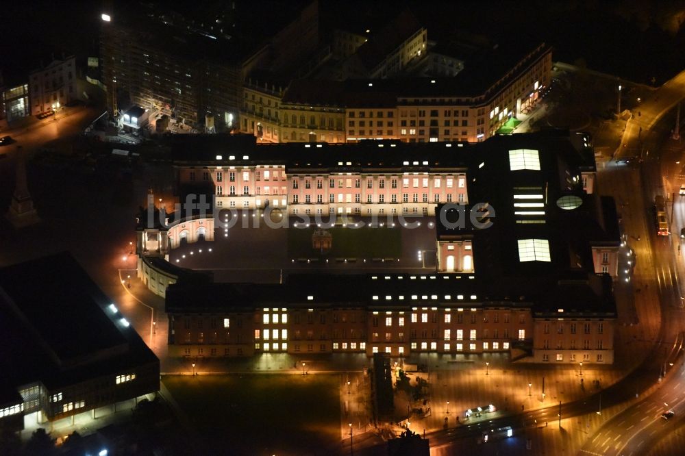 Potsdam bei Nacht von oben - Nachtluftbild vom Potsdamer Stadtschloss in Potsdam im Bundesland Brandenburg