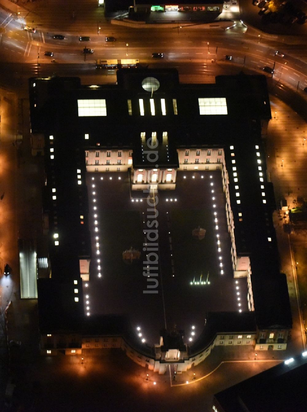 Potsdam bei Nacht aus der Vogelperspektive: Nachtluftbild vom Potsdamer Stadtschloss in Potsdam im Bundesland Brandenburg