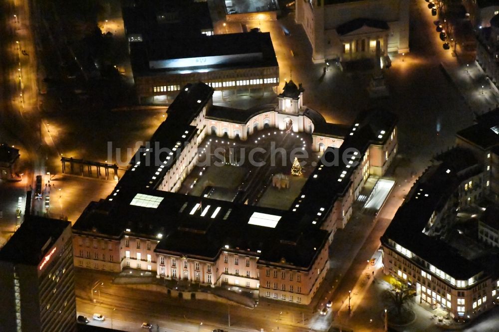 Potsdam bei Nacht aus der Vogelperspektive: Nachtluftbild vom Potsdamer Stadtschloss in Potsdam im Bundesland Brandenburg