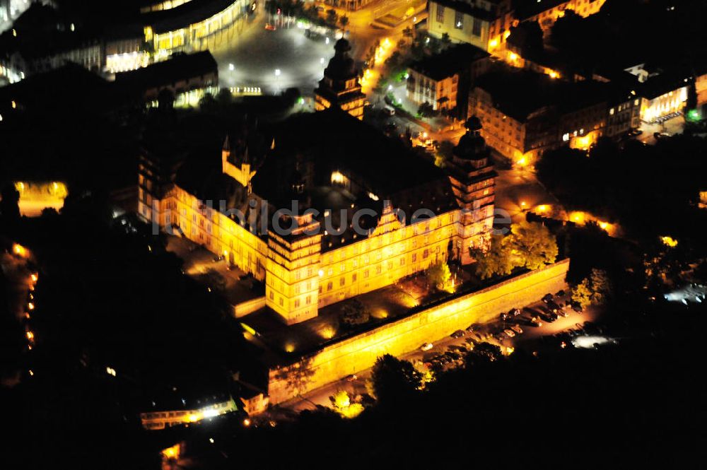 Aschaffenburg bei Nacht aus der Vogelperspektive: Nachtluftbild vom Schloss Johannisburg am Mainufer in Aschaffenburg