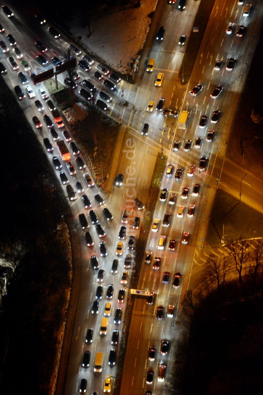 Nacht-Luftaufnahme München - Nachtluftbild vom sich stauenden Straßenverkehr beleuchteter Autos an der Einmündung der Bundesstraße 92 a zur Chiemgauerstraße - Innsbrucker Ring in München in Bayern