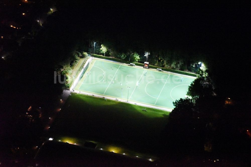 Nacht-Luftaufnahme Potsdam - Nachtluftbild vom Sportplatz- Fussballplatz Sandscholle des SV Babelsberg 03 II in Potsdam im Bundesland Brandenburg