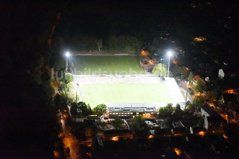 Potsdam bei Nacht von oben - Nachtluftbild vom Sportplatz- Fussballplatz Sandscholle des SV Babelsberg 03 II in Potsdam im Bundesland Brandenburg