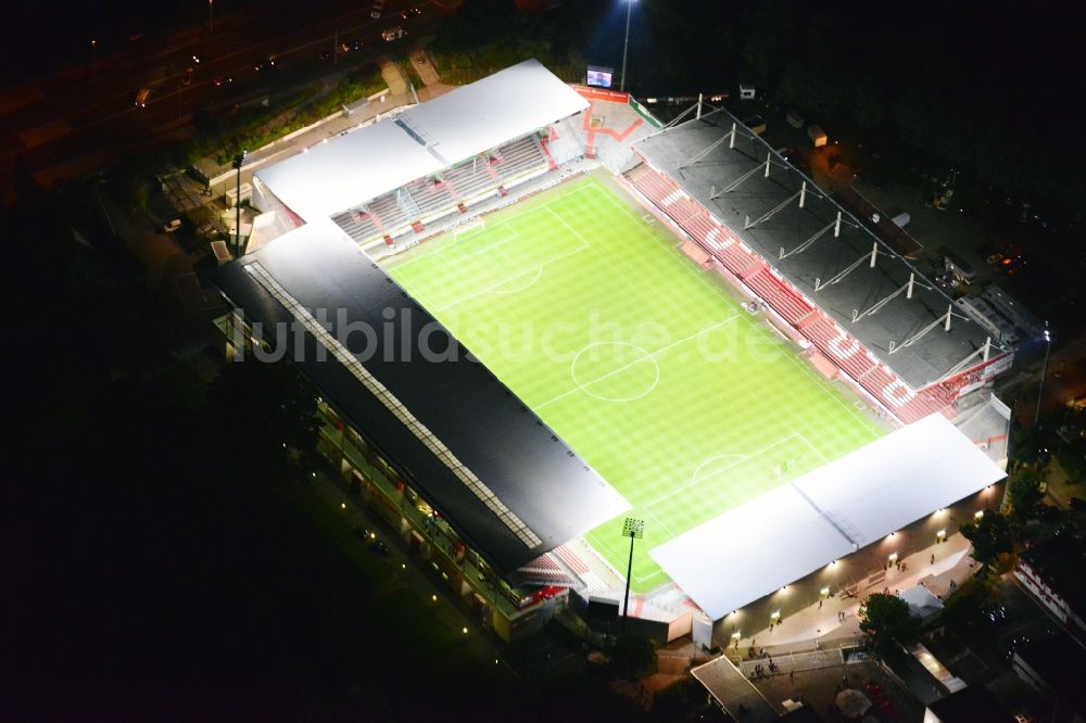 Cottbus bei Nacht aus der Vogelperspektive: Nachtluftbild vom Stadion der Freundschaft Cottbus im Bundsesland Brandenburg