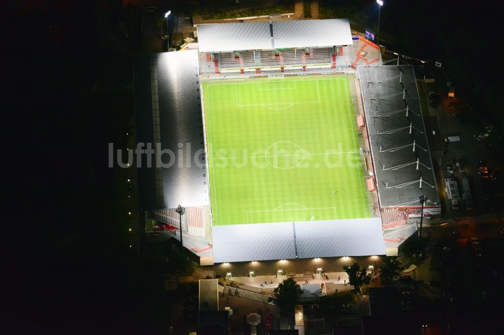 Nacht-Luftaufnahme Cottbus - Nachtluftbild vom Stadion der Freundschaft Cottbus im Bundsesland Brandenburg