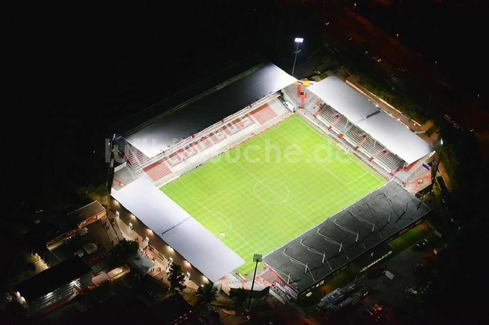 Cottbus bei Nacht von oben - Nachtluftbild vom Stadion der Freundschaft Cottbus im Bundsesland Brandenburg