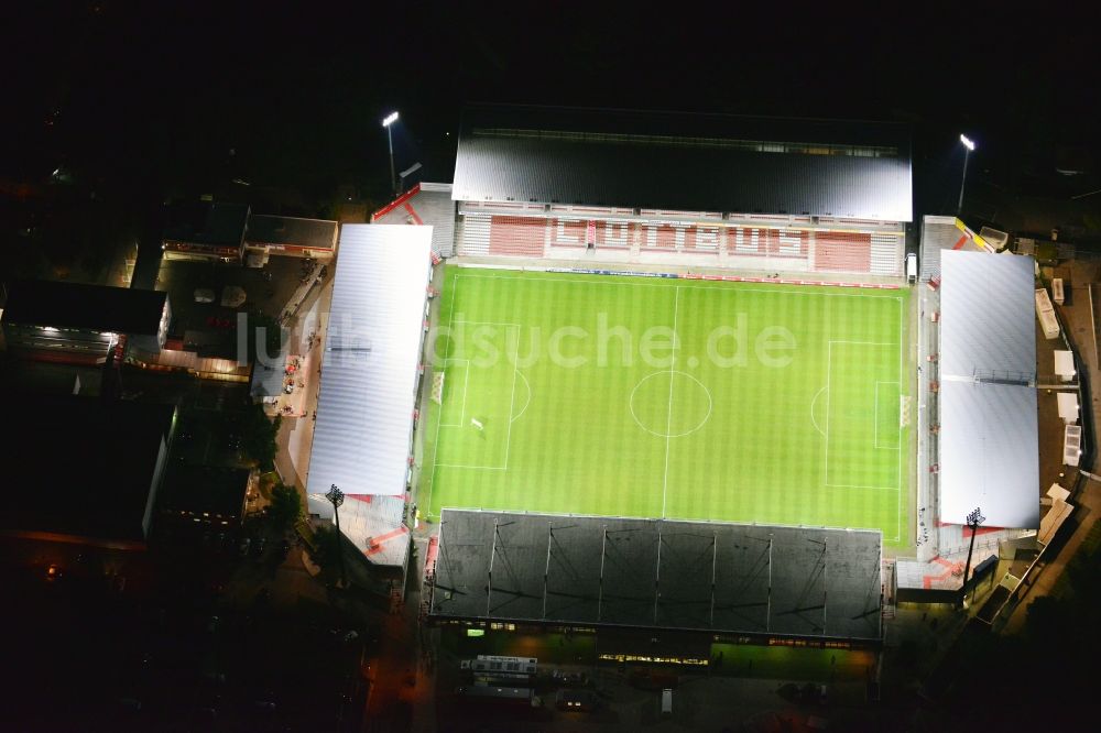 Cottbus bei Nacht aus der Vogelperspektive: Nachtluftbild vom Stadion der Freundschaft Cottbus im Bundsesland Brandenburg