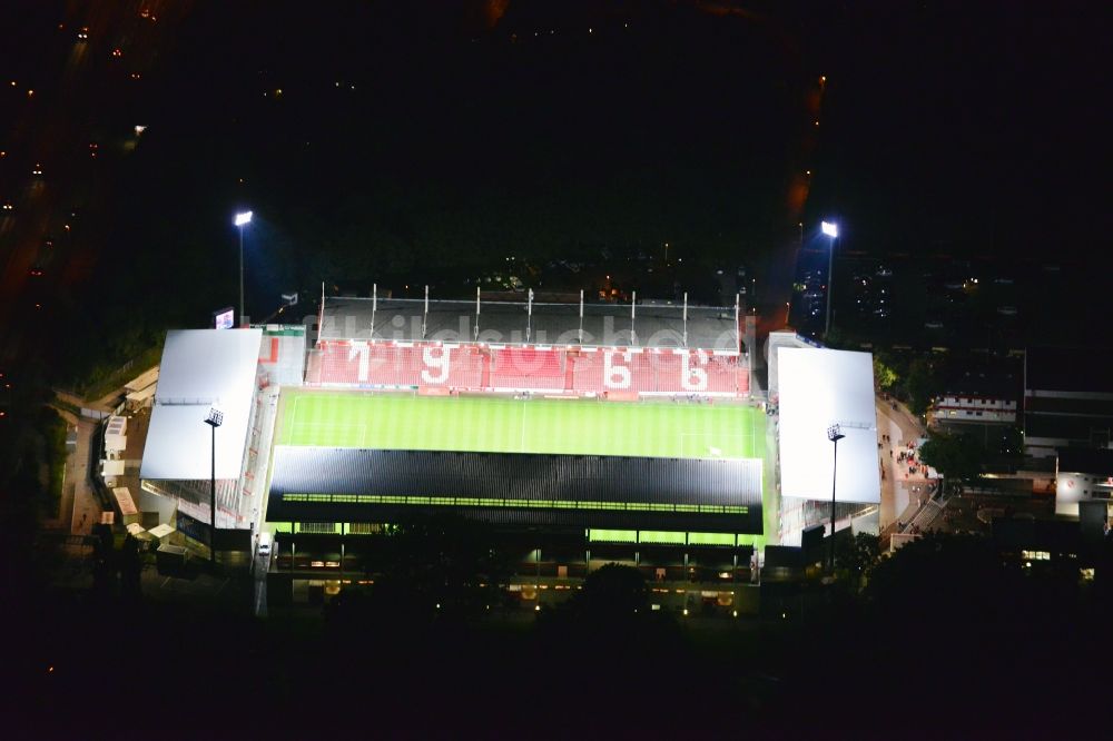 Nacht-Luftaufnahme Cottbus - Nachtluftbild vom Stadion der Freundschaft Cottbus im Bundsesland Brandenburg