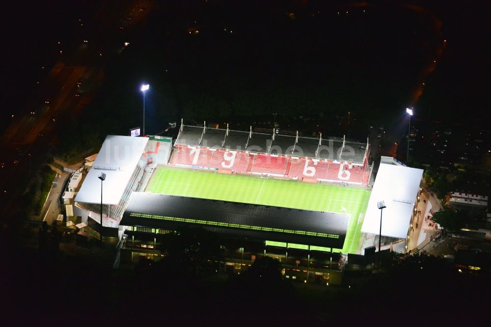 Cottbus bei Nacht von oben - Nachtluftbild vom Stadion der Freundschaft Cottbus im Bundsesland Brandenburg