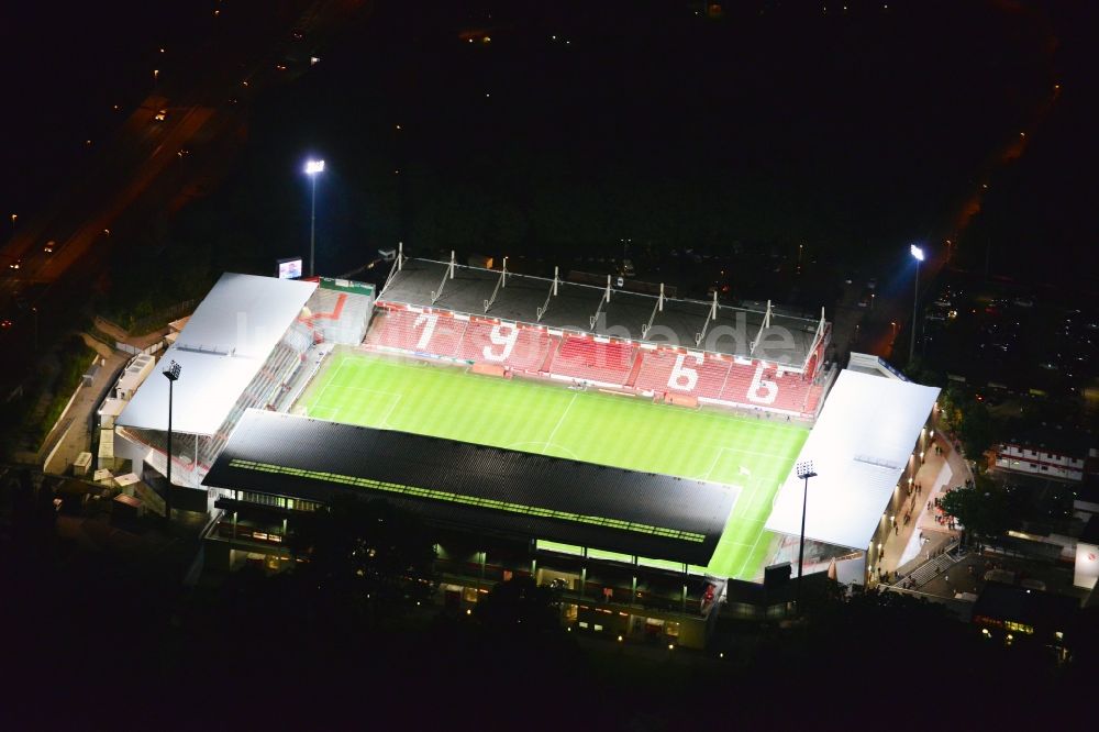 Cottbus bei Nacht aus der Vogelperspektive: Nachtluftbild vom Stadion der Freundschaft Cottbus im Bundsesland Brandenburg