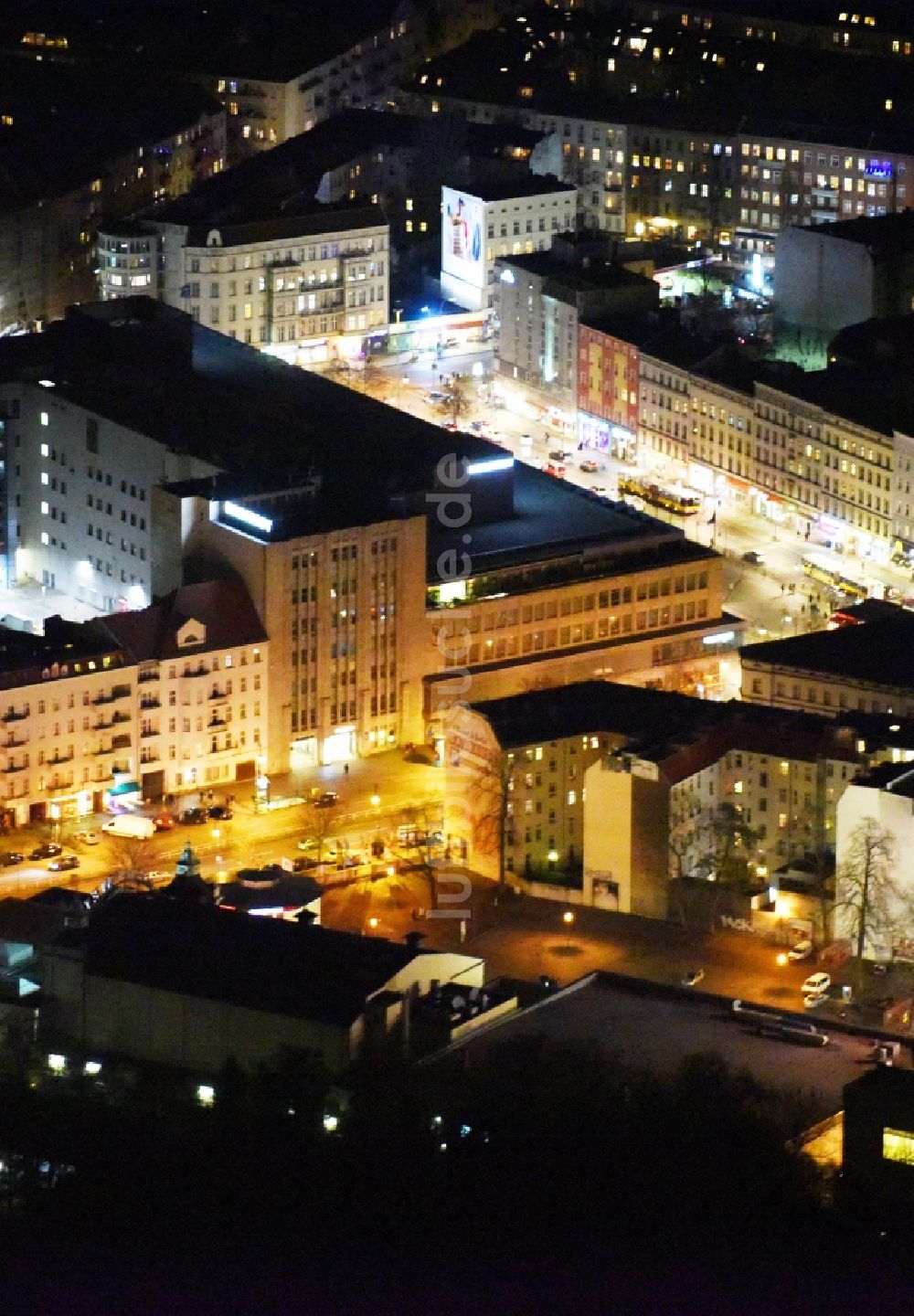 Berlin bei Nacht aus der Vogelperspektive: Nachtluftbild vom Stadtteil Kreuzberg an der Hasenheide mit dem Karstadt - Kaufhaus am Hermannplatz in Berlin