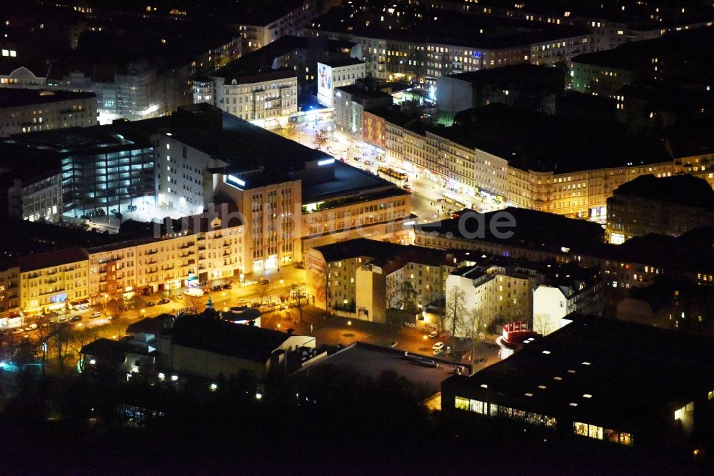 Nachtluftbild Berlin - Nachtluftbild vom Stadtteil Kreuzberg an der Hasenheide mit dem Karstadt - Kaufhaus am Hermannplatz in Berlin