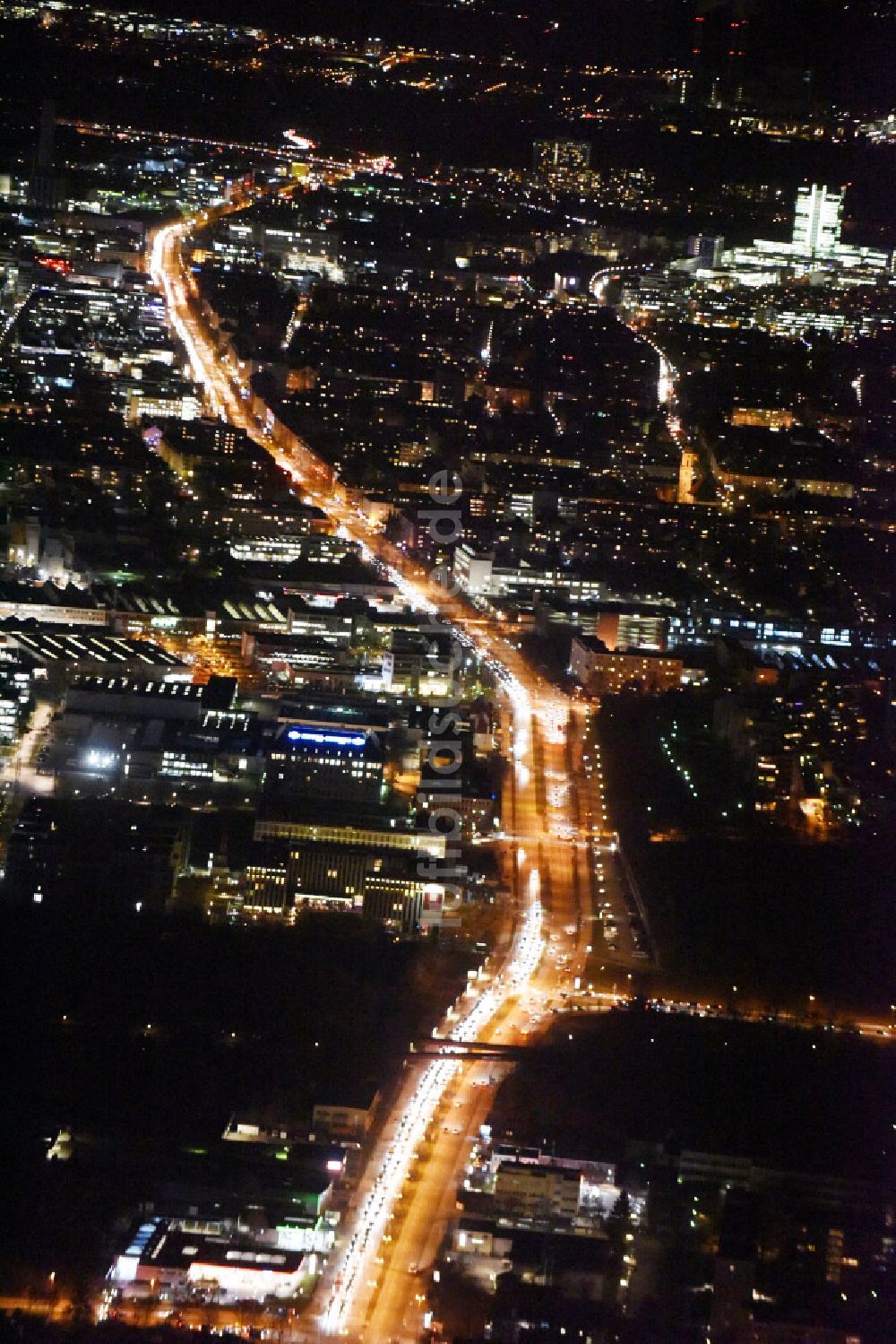 München bei Nacht von oben - Nachtluftbild vom Stadtteil Milbertshofen in München im Bundesland Bayern