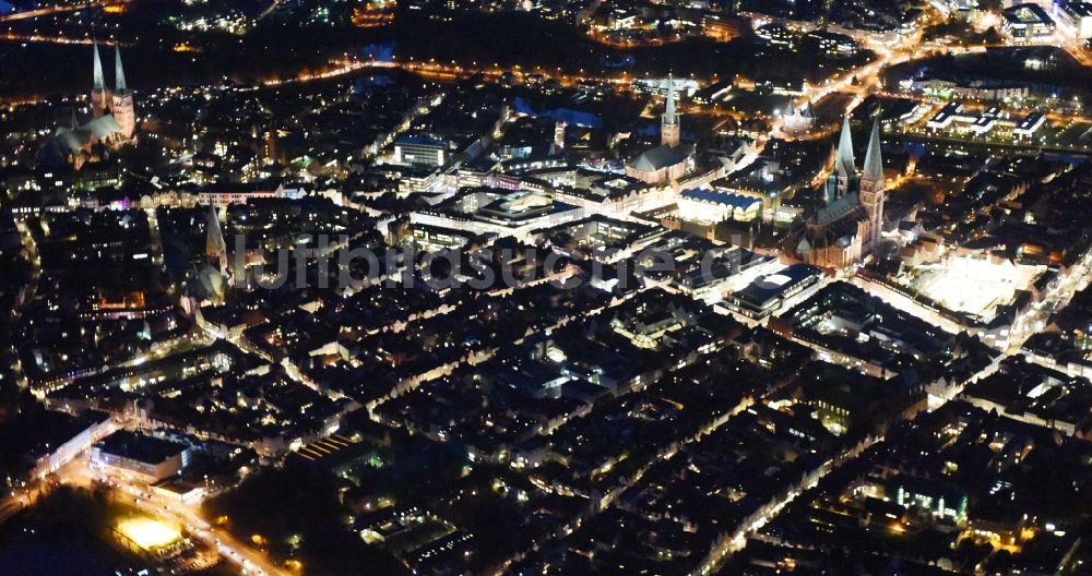 Lübeck bei Nacht aus der Vogelperspektive: Nachtluftbild vom Stadtzentrum im Innenstadtbereich in Lübeck im Bundesland Schleswig-Holstein