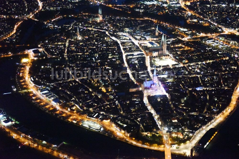 Lübeck bei Nacht von oben - Nachtluftbild vom Stadtzentrum im Innenstadtbereich in Lübeck im Bundesland Schleswig-Holstein