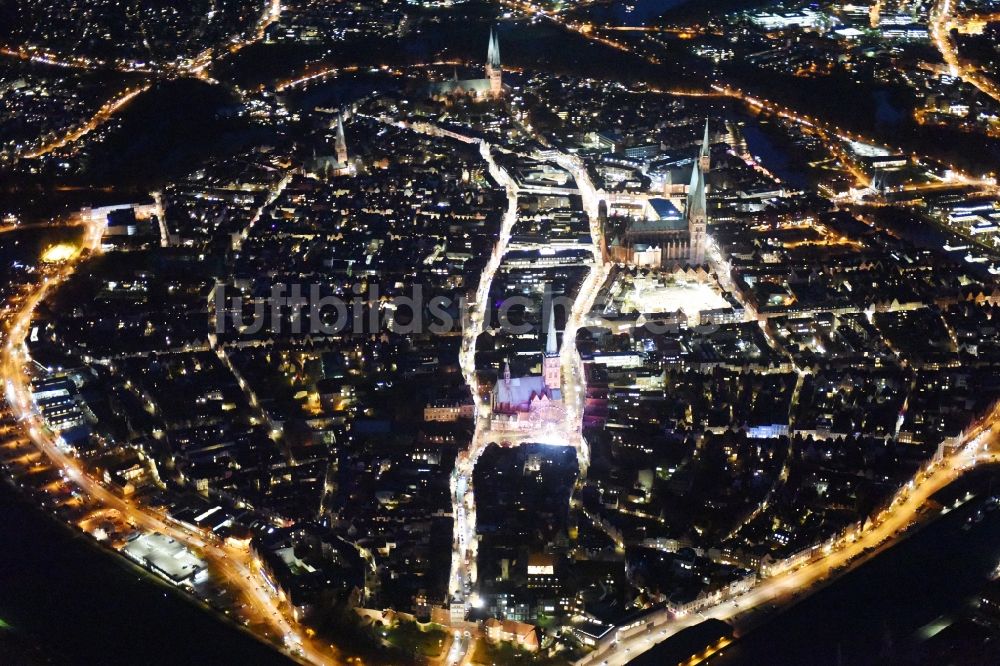 Lübeck bei Nacht aus der Vogelperspektive: Nachtluftbild vom Stadtzentrum im Innenstadtbereich in Lübeck im Bundesland Schleswig-Holstein