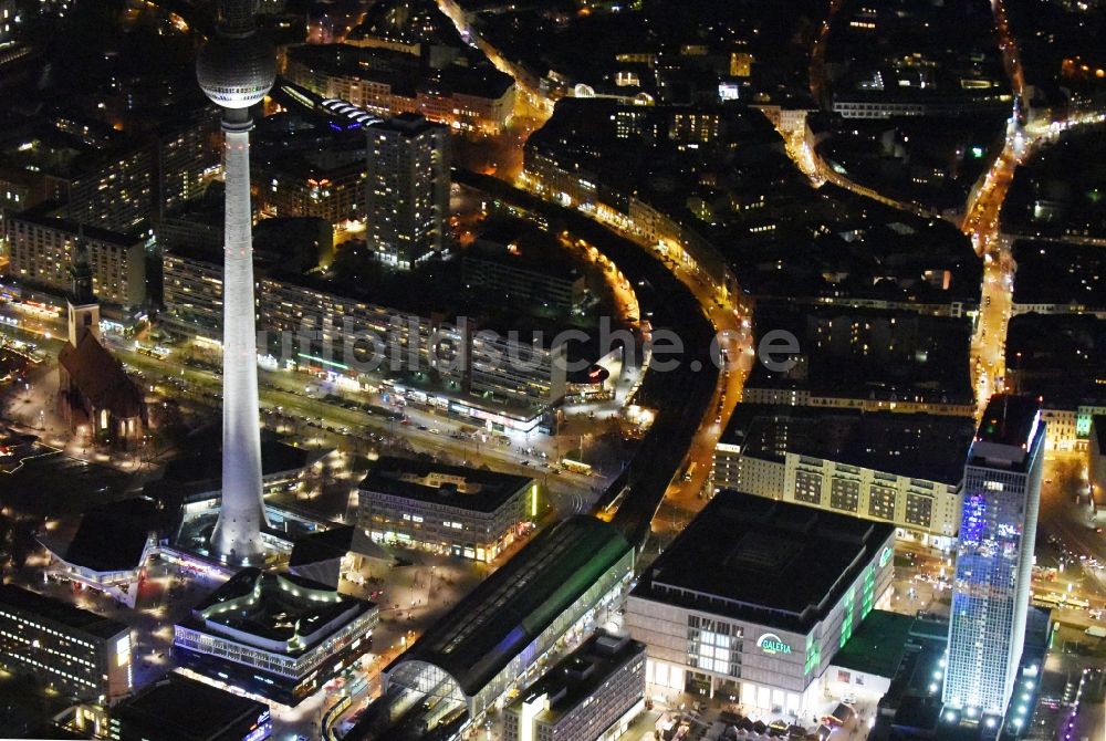 Berlin bei Nacht aus der Vogelperspektive: Nachtluftbild vom Stadtzentrum im Innenstadtbereich Mitte im Osten in Berlin