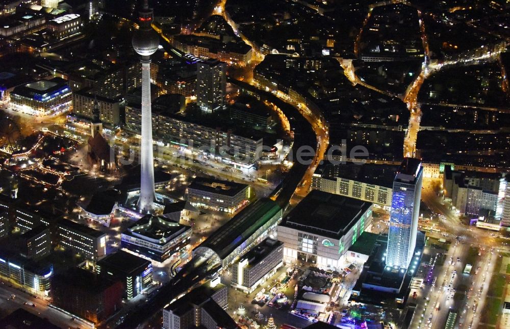 Nachtluftbild Berlin - Nachtluftbild vom Stadtzentrum im Innenstadtbereich Mitte im Osten in Berlin