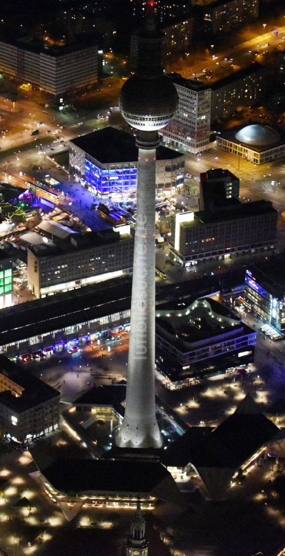 Nacht-Luftaufnahme Berlin - Nachtluftbild vom Stadtzentrum im Innenstadtbereich Mitte im Osten in Berlin