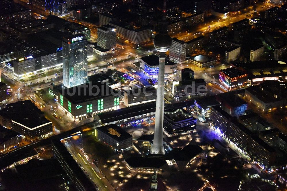 Berlin bei Nacht von oben - Nachtluftbild vom Stadtzentrum im Innenstadtbereich Mitte im Osten in Berlin