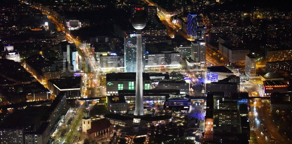 Berlin bei Nacht aus der Vogelperspektive: Nachtluftbild vom Stadtzentrum im Innenstadtbereich Mitte im Osten in Berlin