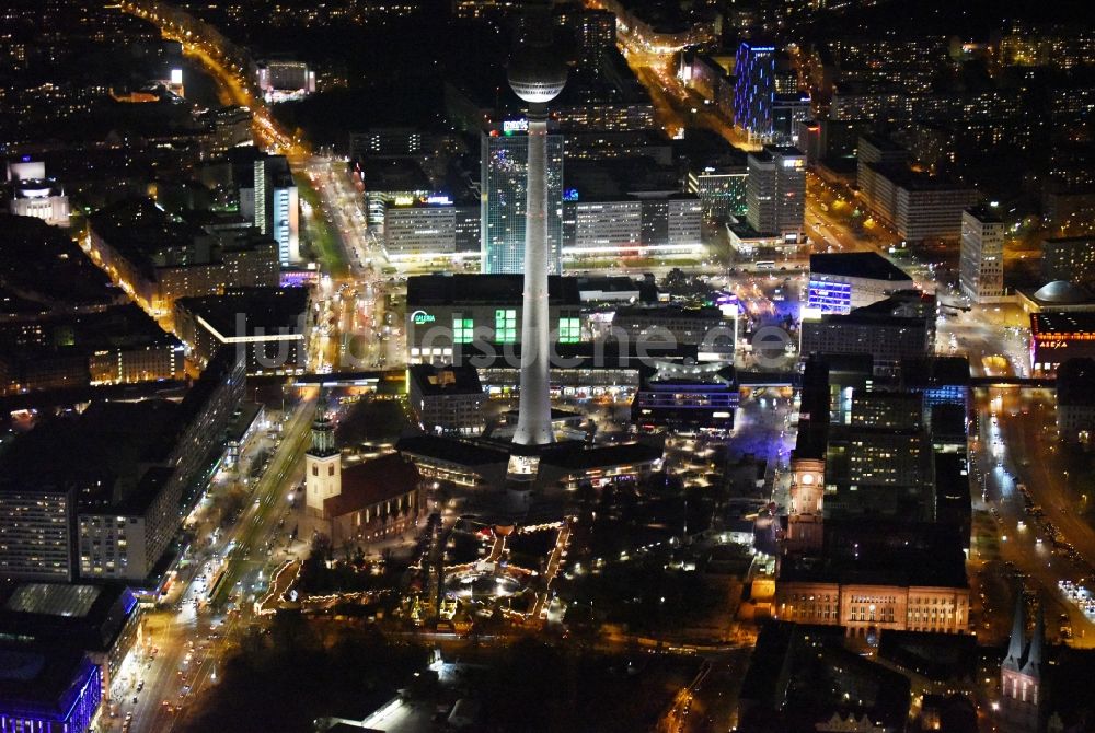 Nachtluftbild Berlin - Nachtluftbild vom Stadtzentrum im Innenstadtbereich Mitte im Osten in Berlin