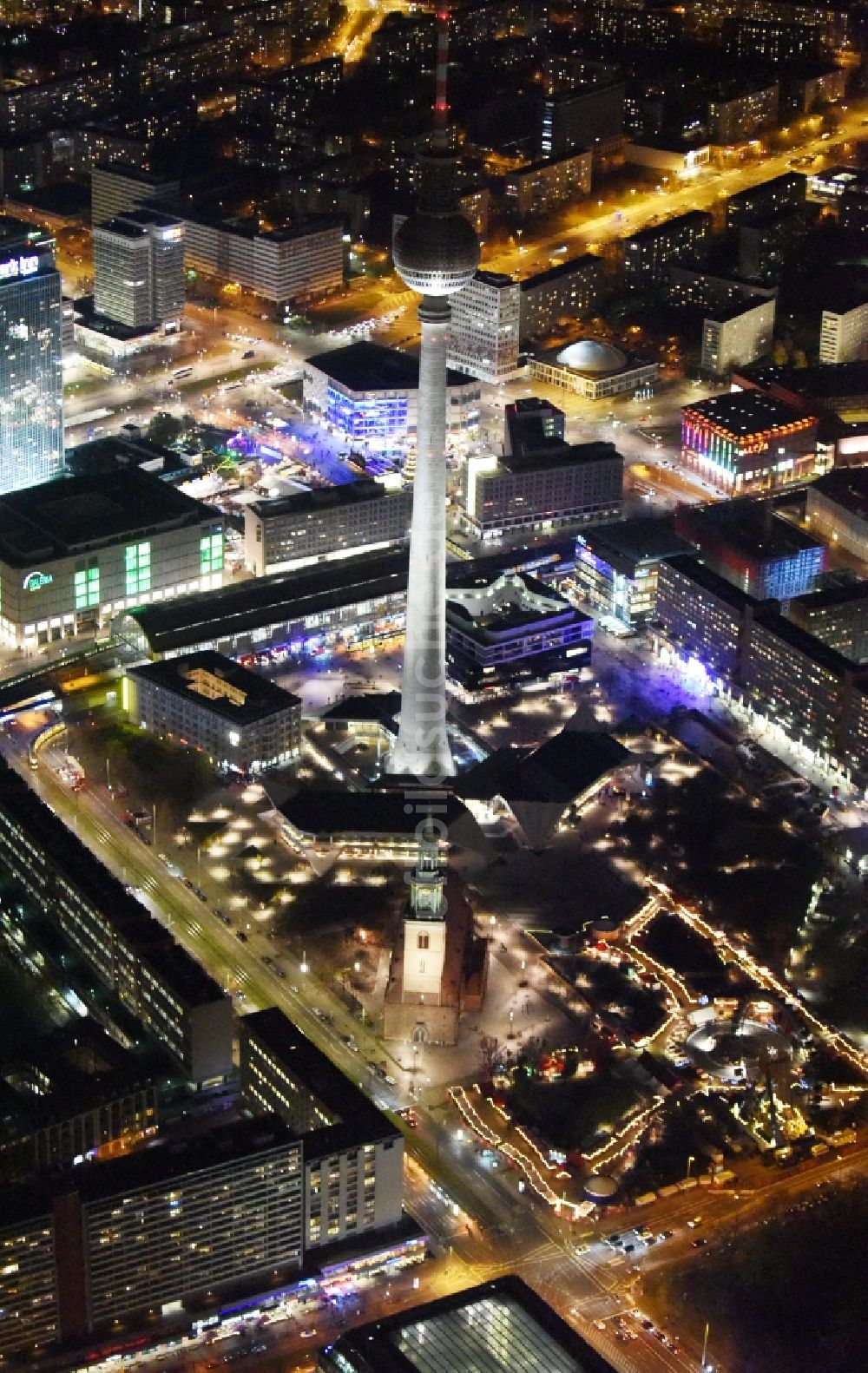 Berlin bei Nacht von oben - Nachtluftbild vom Stadtzentrum im Innenstadtbereich Mitte im Osten in Berlin