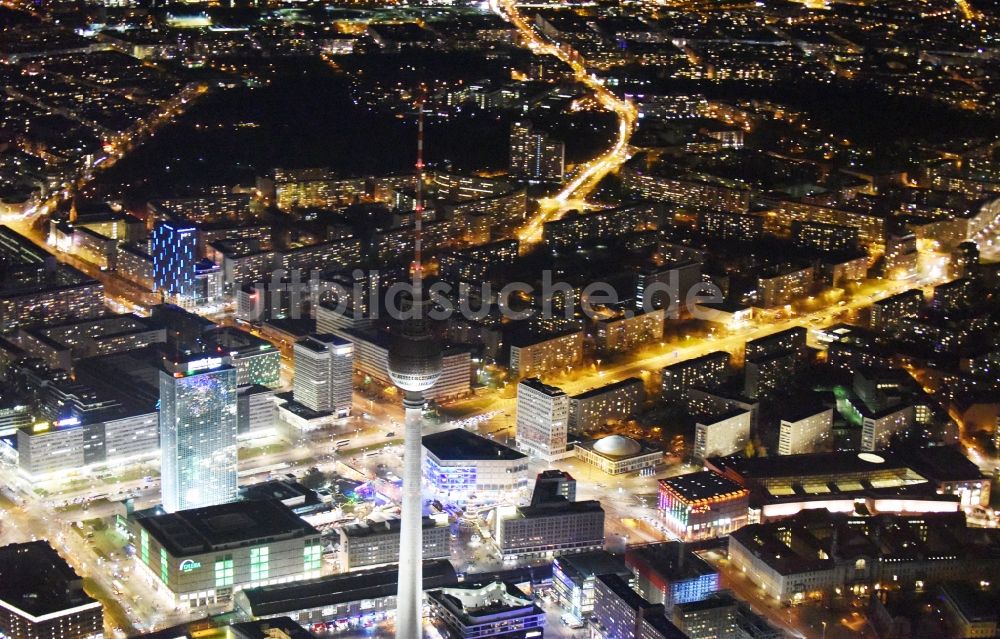 Berlin bei Nacht aus der Vogelperspektive: Nachtluftbild vom Stadtzentrum im Innenstadtbereich Mitte im Osten in Berlin