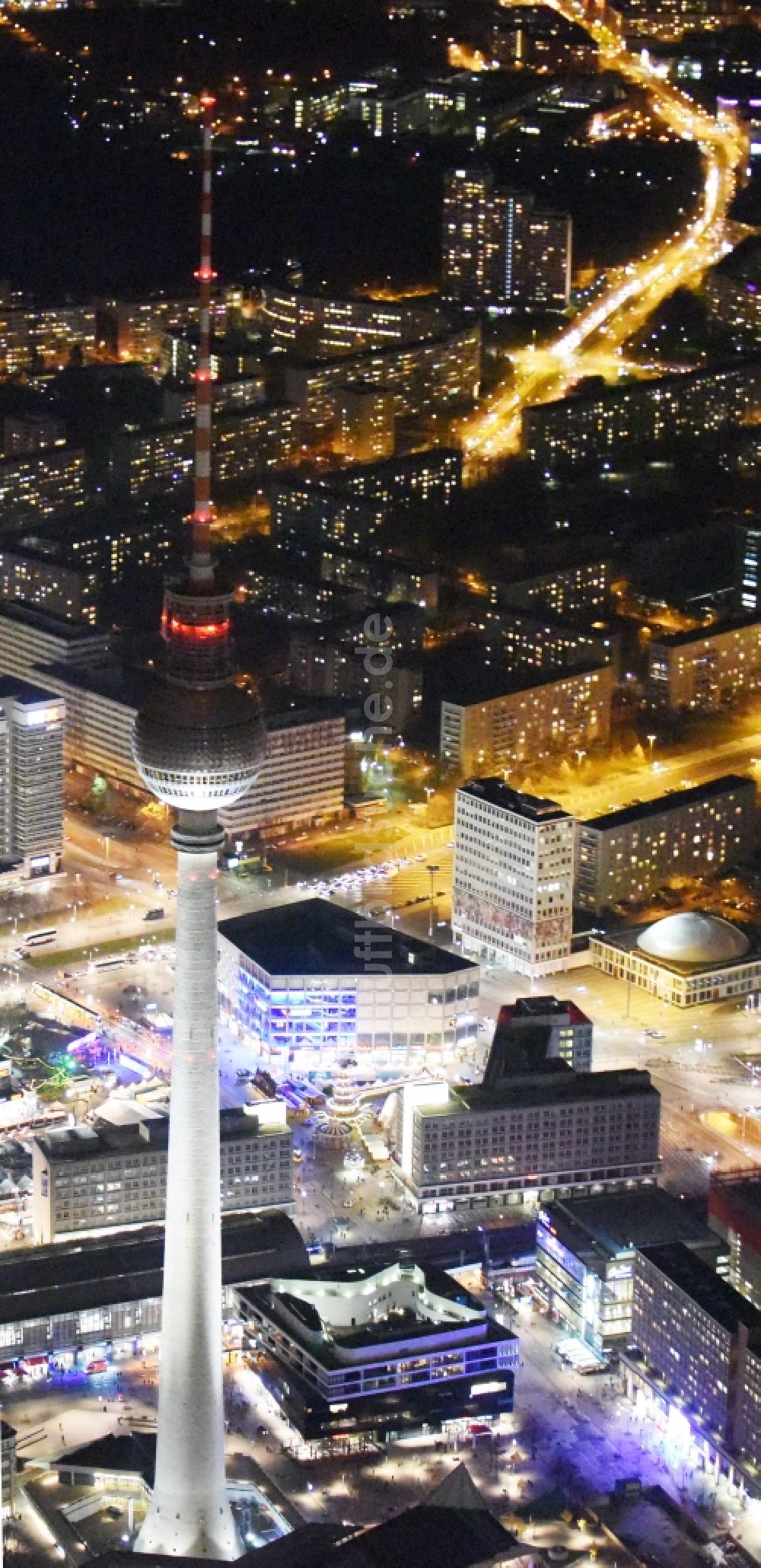 Nachtluftbild Berlin - Nachtluftbild vom Stadtzentrum im Innenstadtbereich Mitte im Osten in Berlin