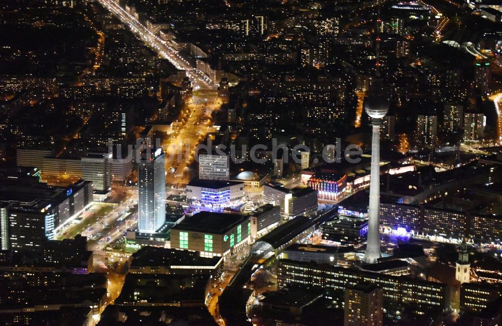 Berlin bei Nacht aus der Vogelperspektive: Nachtluftbild vom Stadtzentrum im Innenstadtbereich Mitte im Osten in Berlin