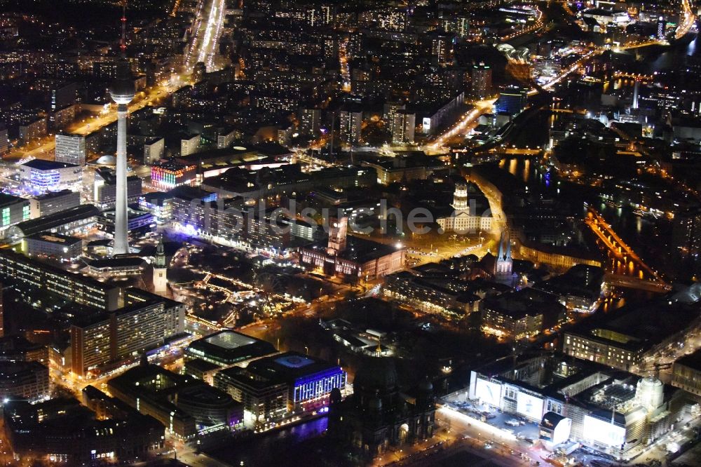 Nachtluftbild Berlin - Nachtluftbild vom Stadtzentrum im Innenstadtbereich Mitte im Osten in Berlin