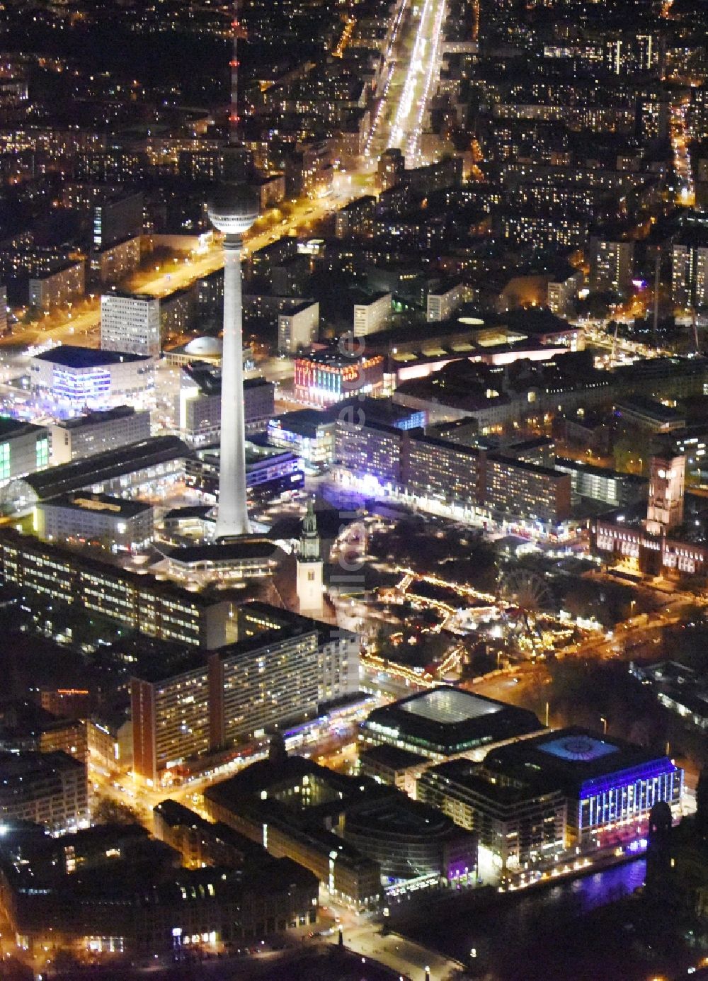 Nacht-Luftaufnahme Berlin - Nachtluftbild vom Stadtzentrum im Innenstadtbereich Mitte im Osten in Berlin